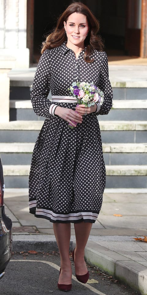 Кейт Миддлтон в элегантном платье с принтом и бордовых лодочках